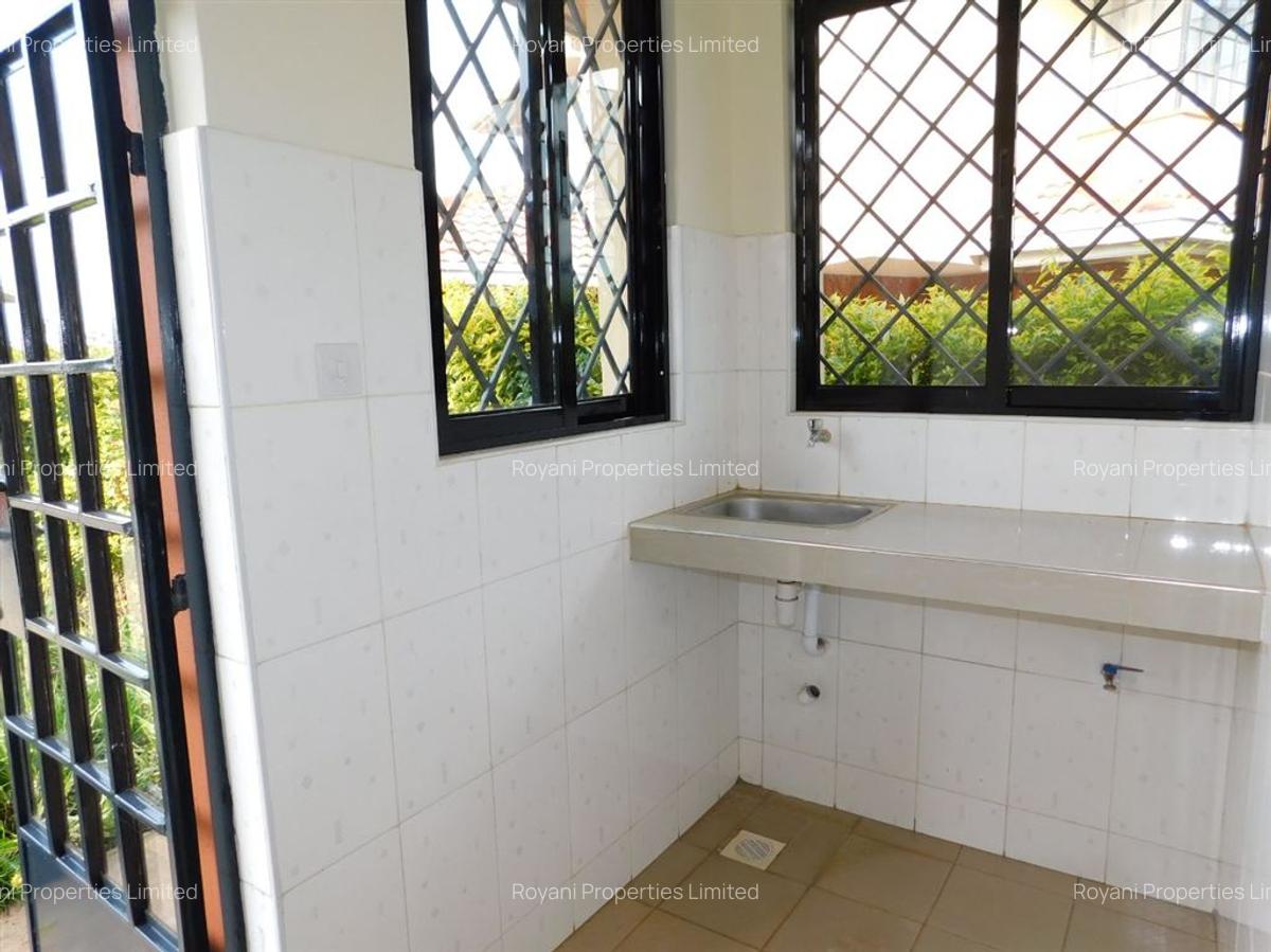 4 Bed House with En Suite at Fourways Junction Estate - 15