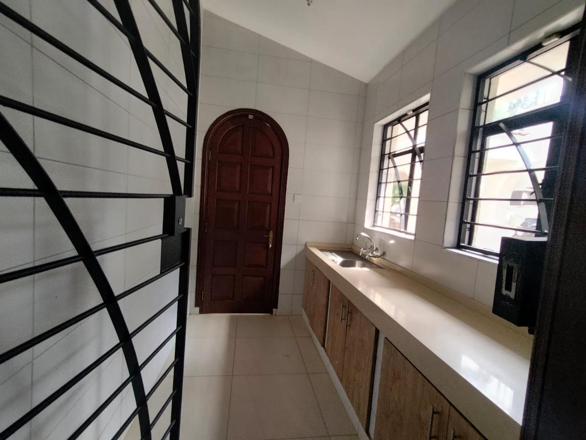 5 Bed Townhouse with En Suite in Westlands Area - 20