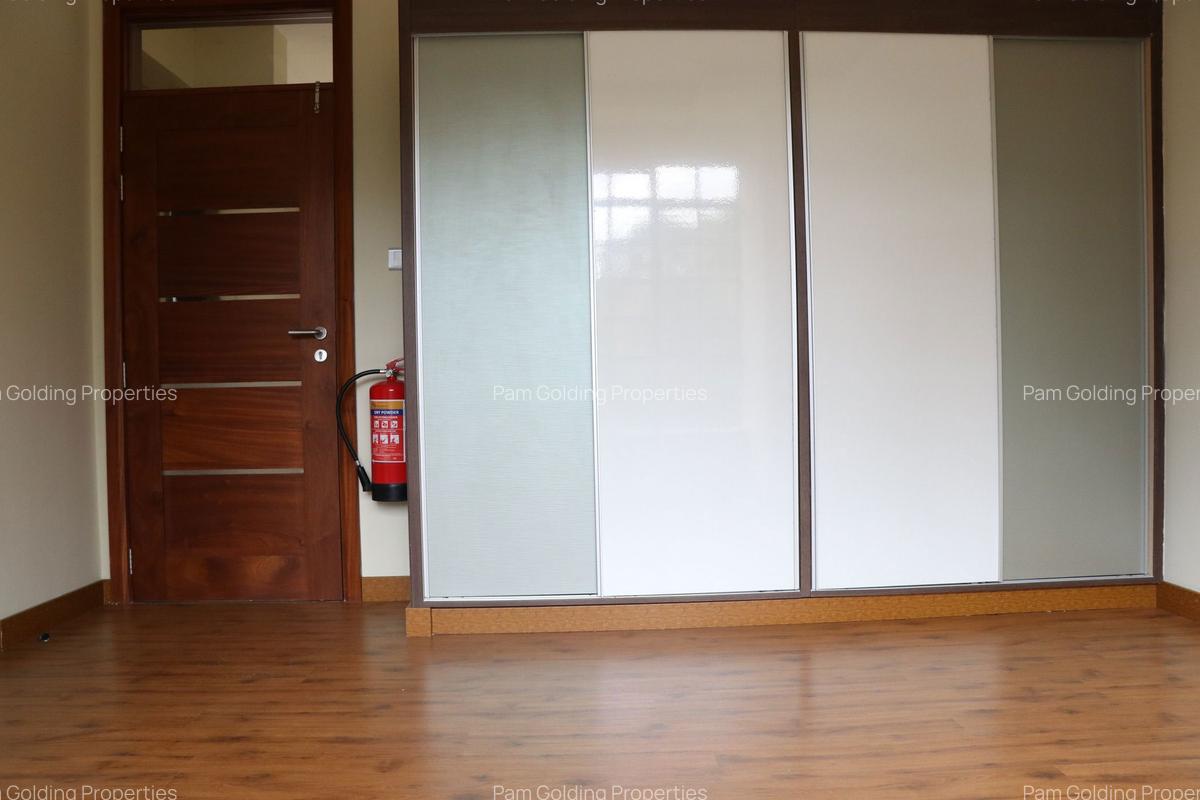 5 Bed Villa with En Suite in Runda - 16