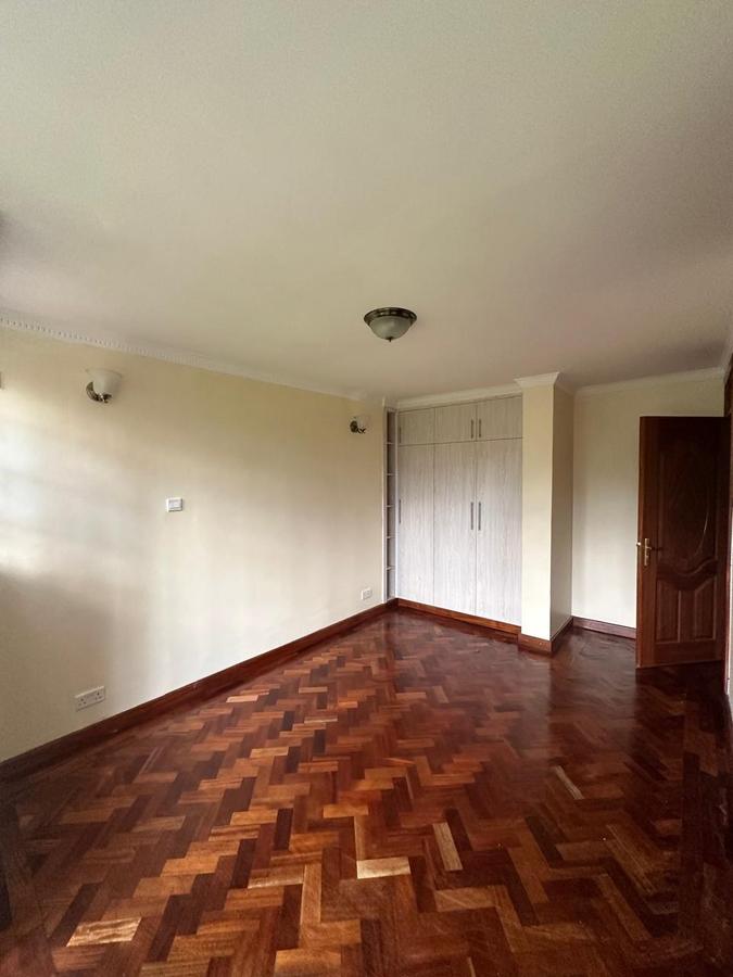 5 Bed Townhouse with En Suite in Lavington - 2