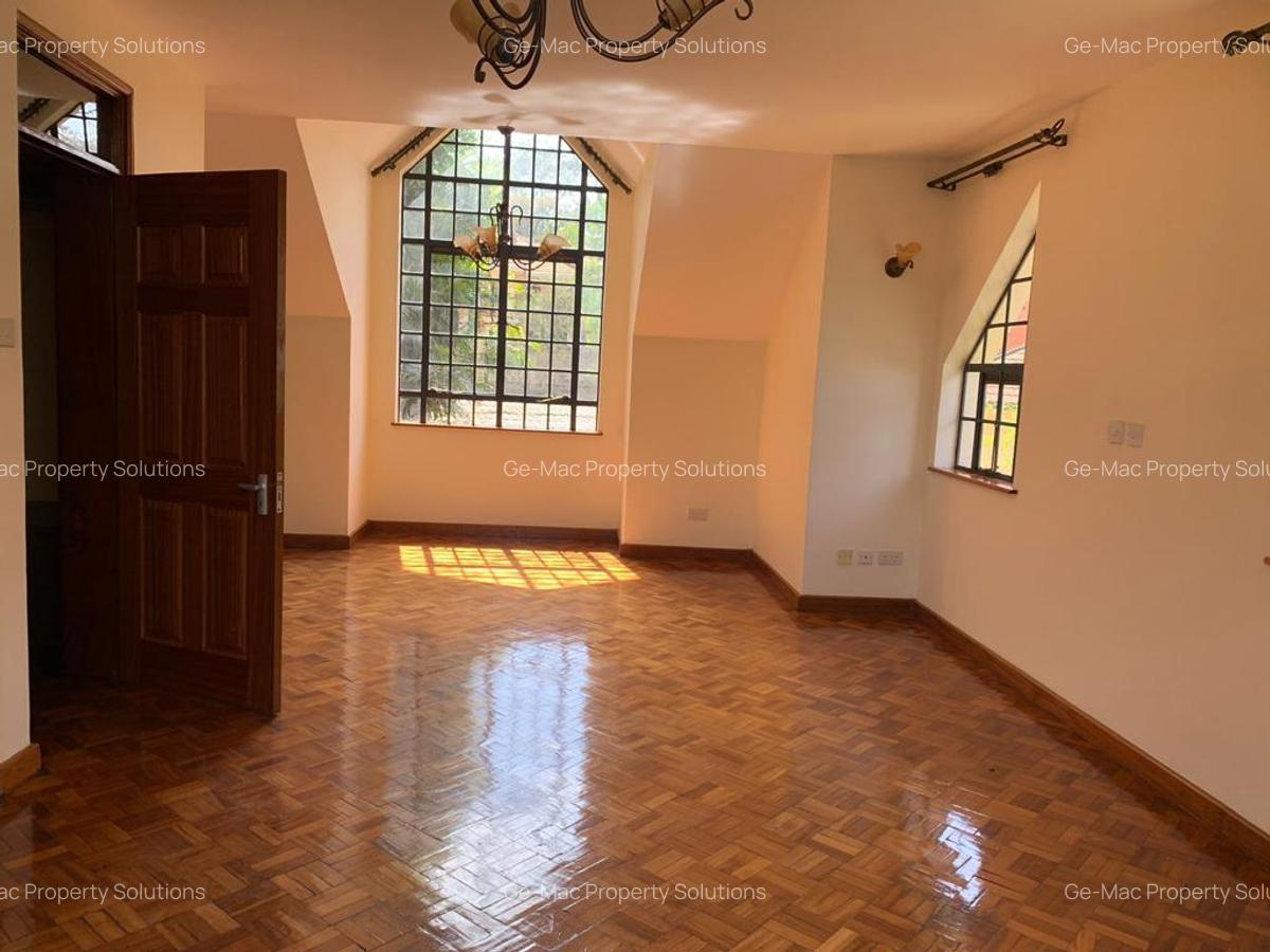 5 Bed House with En Suite in Lavington - 10
