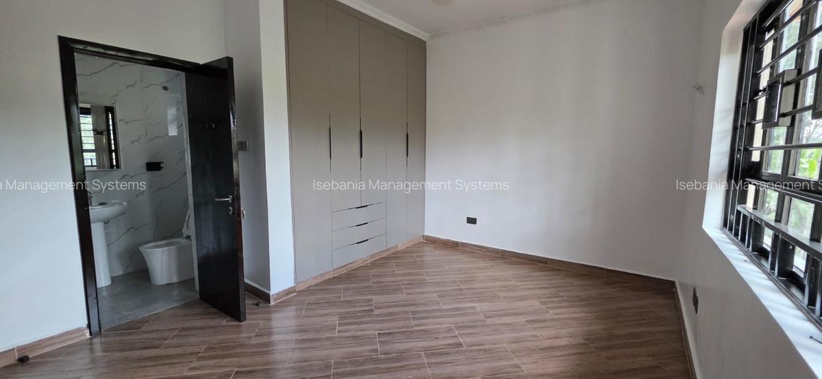 5 Bed House with En Suite at - 11