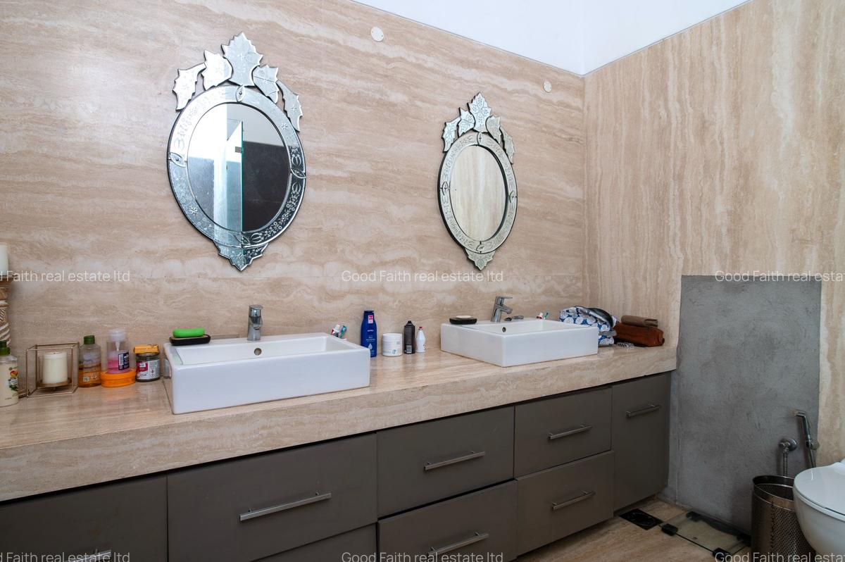 6 Bed House with En Suite in Runda - 12