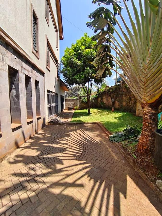 5 Bed Townhouse with En Suite at Lavington - 16