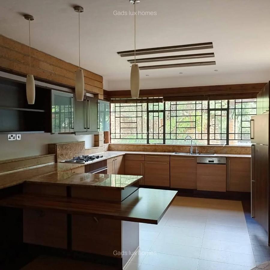 5 Bed Townhouse with En Suite at Lake View - 8