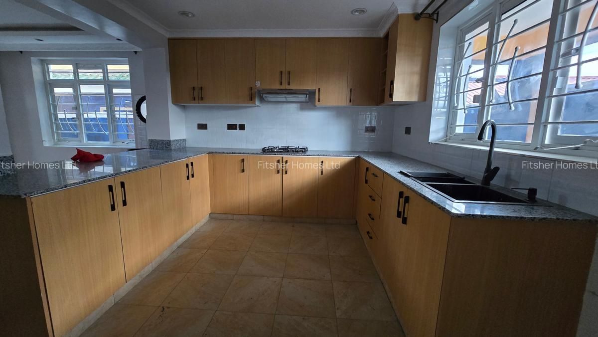 4 Bed House in Membley - 8