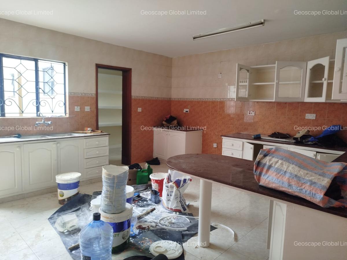 5 Bed House with En Suite in Runda - 12