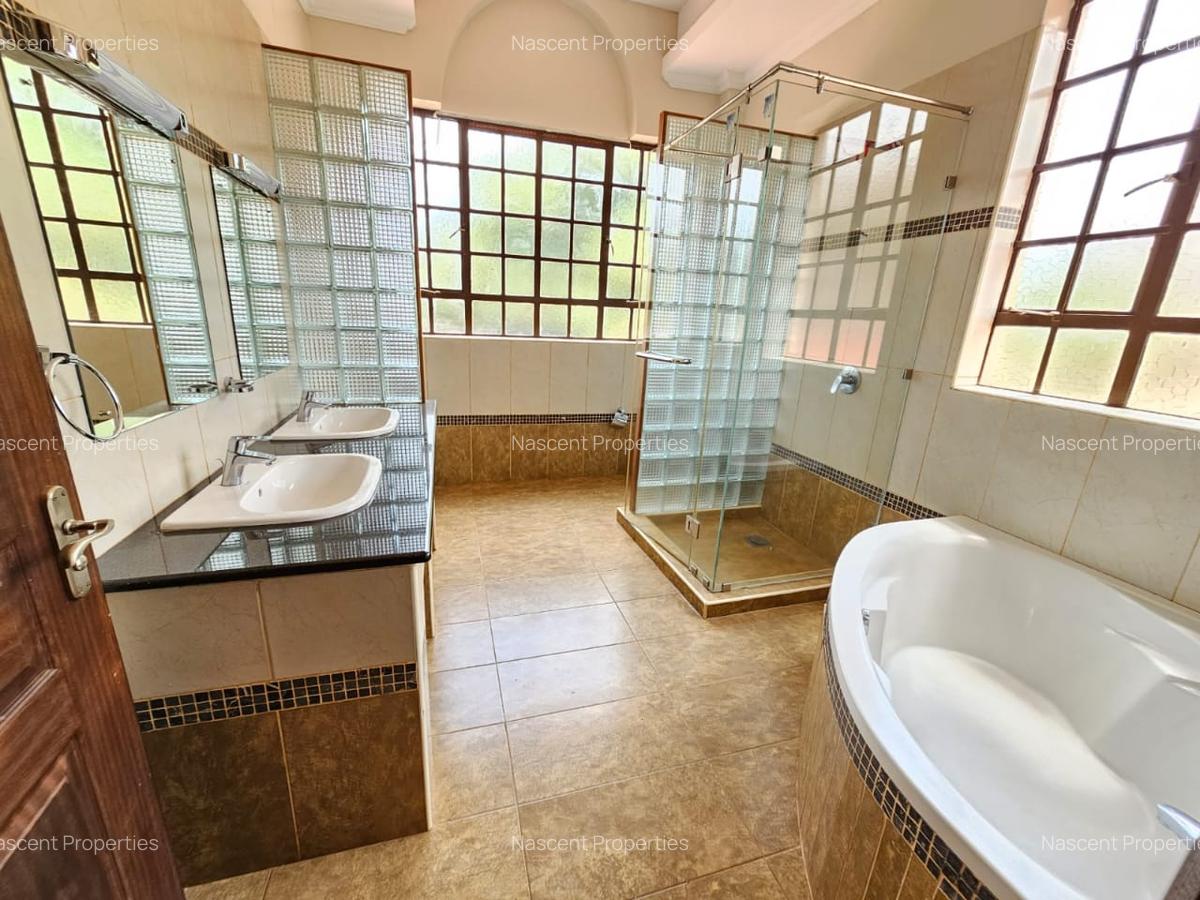 4 Bed House with En Suite in Rosslyn - 11