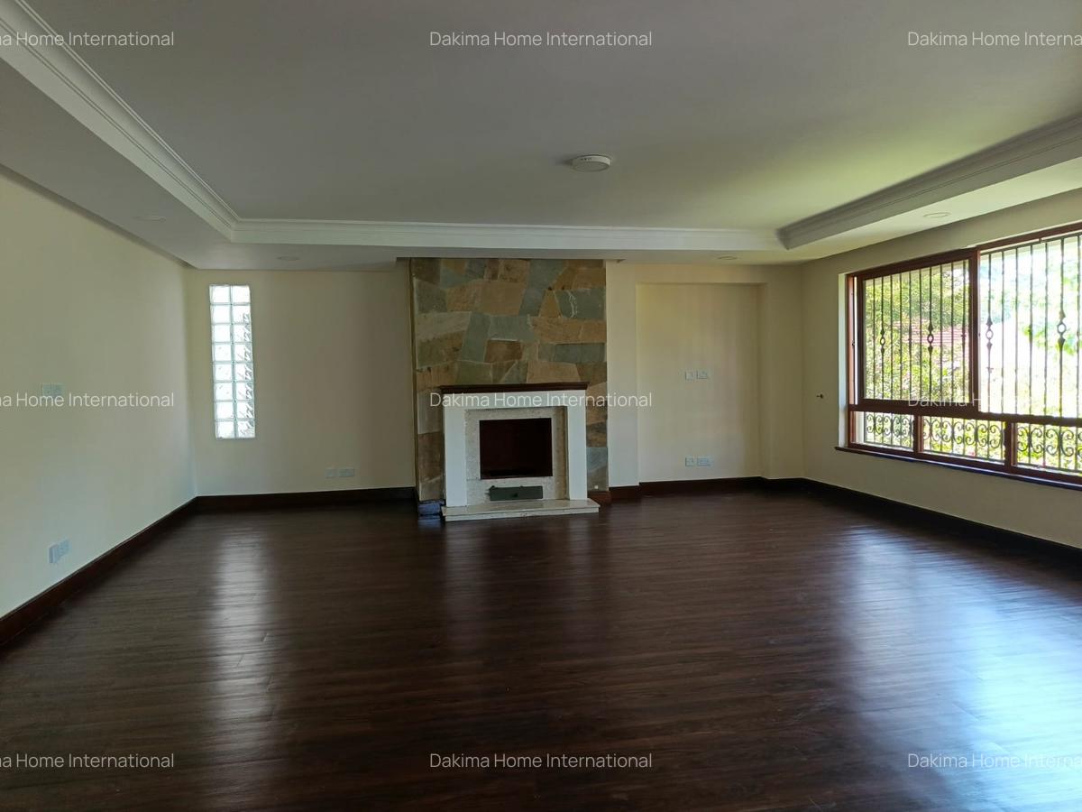 5 Bed Townhouse with En Suite in Spring Valley - 4