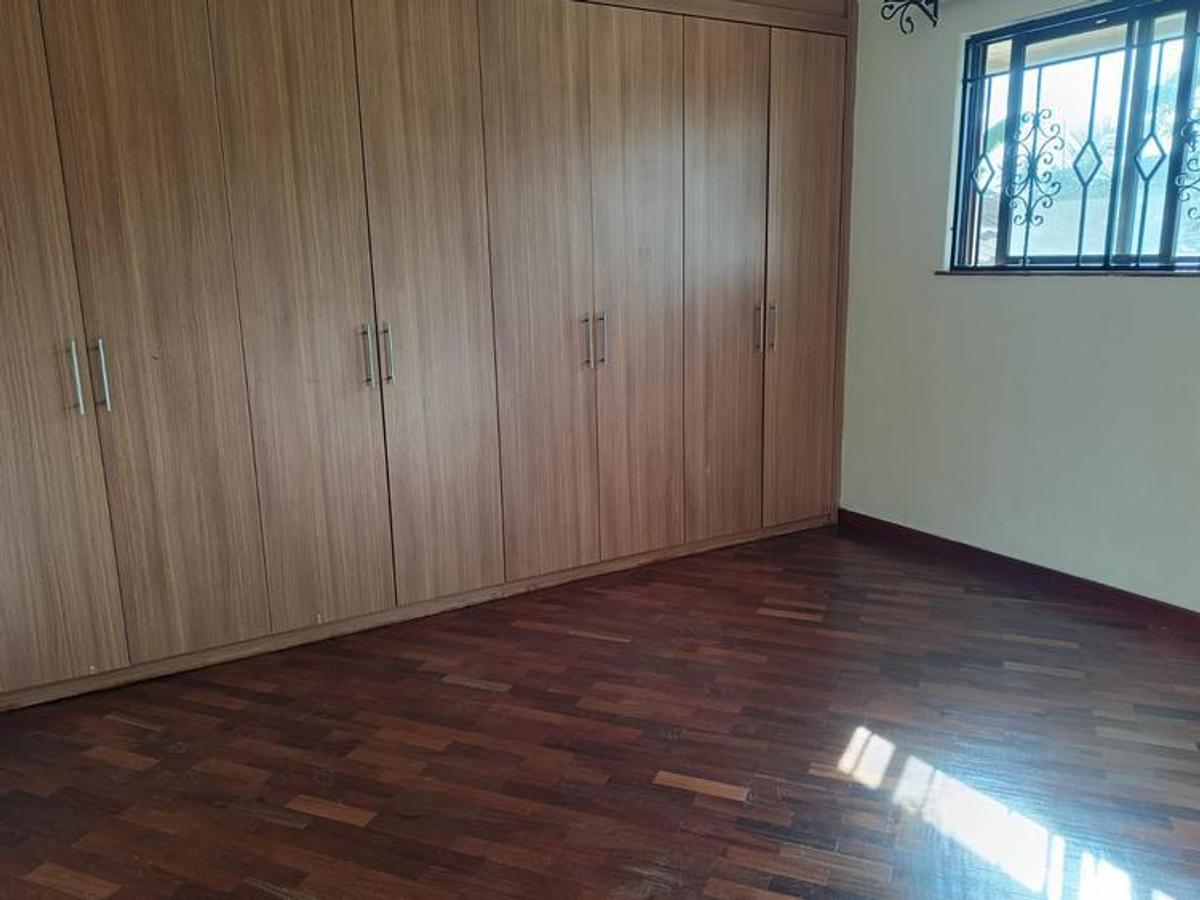 4 Bed House with En Suite at Ridgeways - 13