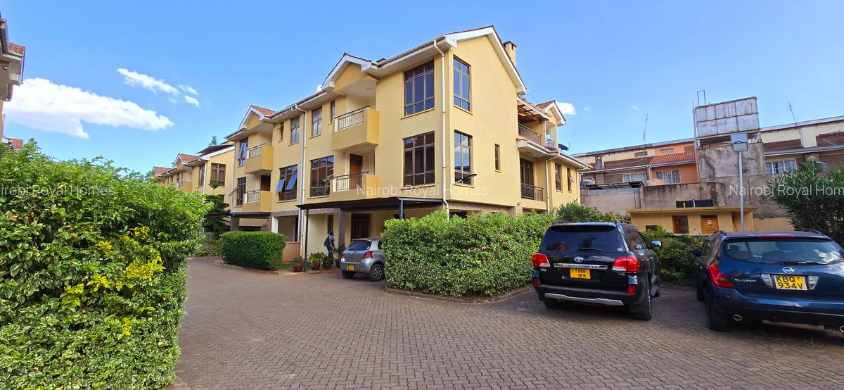 6 Bed Townhouse with En Suite at Lavington Green - 15