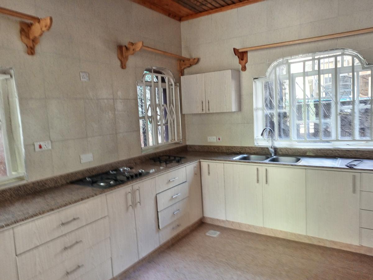 4 Bed Townhouse with En Suite at Bendera - 17