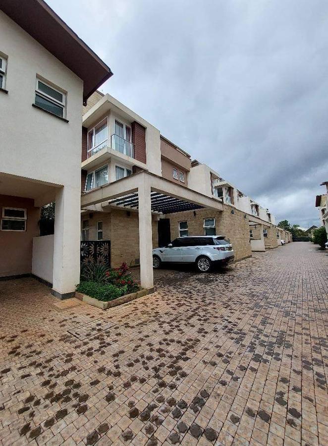 4 Bed Townhouse with Garden at Lavington - 10