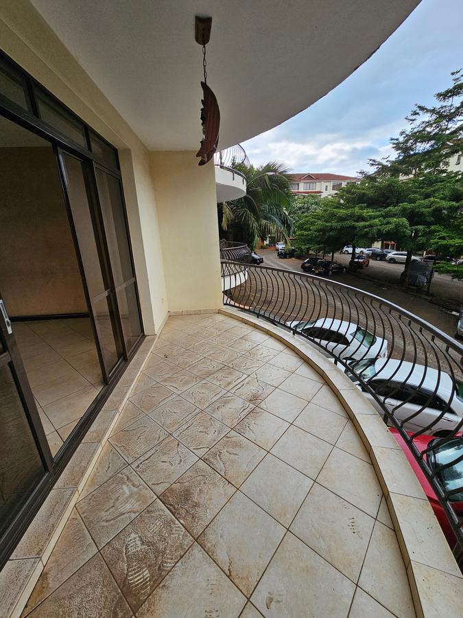 3 Bed Apartment with En Suite at Lavington - 20