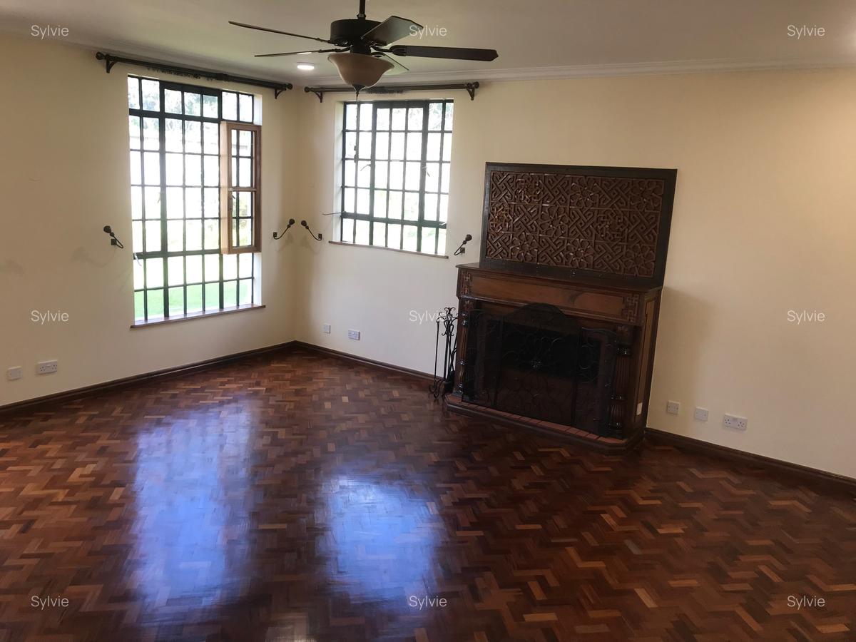 5 Bed Villa with En Suite in Runda - 12