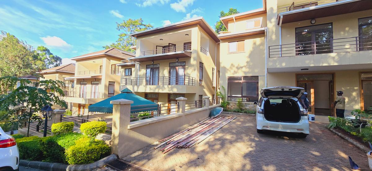 5 Bed Townhouse with En Suite at Lavington - 1