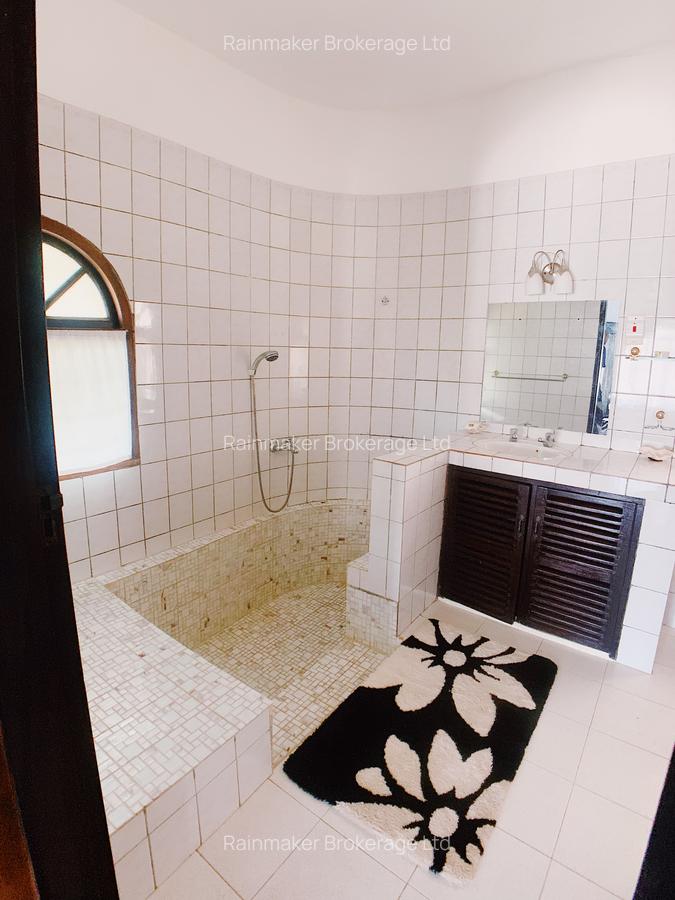 4 Bed Villa with Swimming Pool in Likoni - 14