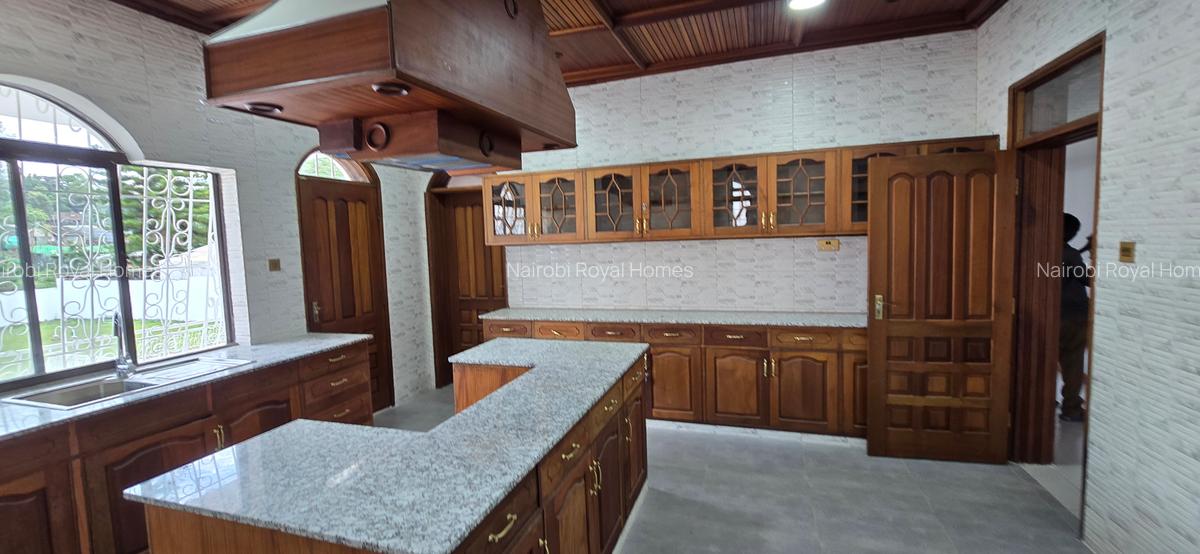 5 Bed House with En Suite at Lavington Green - 14