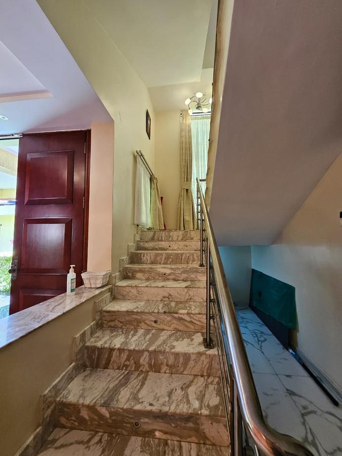 5 Bed House with En Suite in Lavington - 7