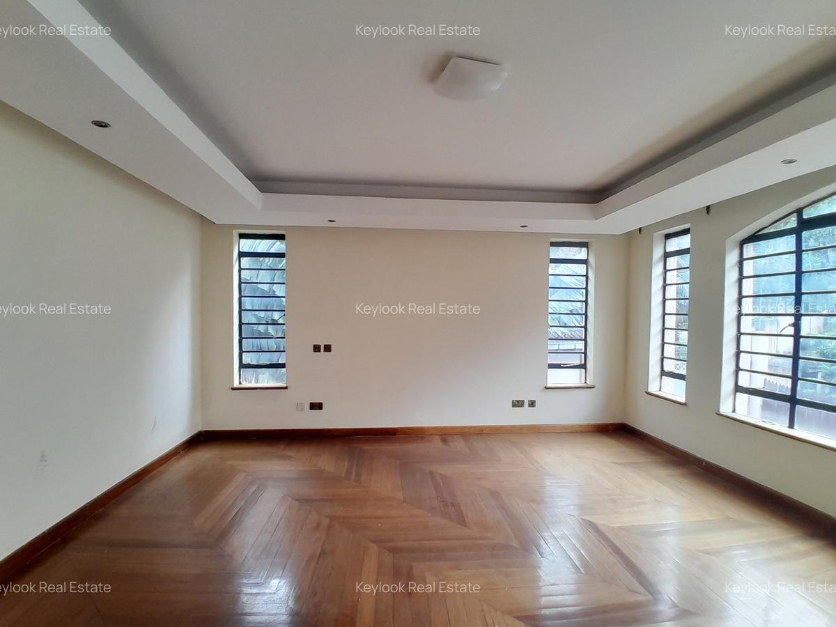 5 Bed Townhouse with En Suite at Lavington - 3