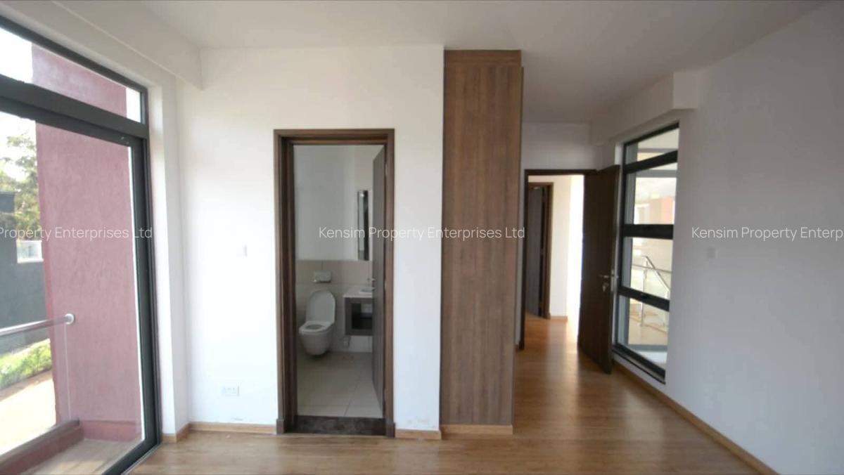 4 Bed Townhouse with En Suite in Ridgeways - 6