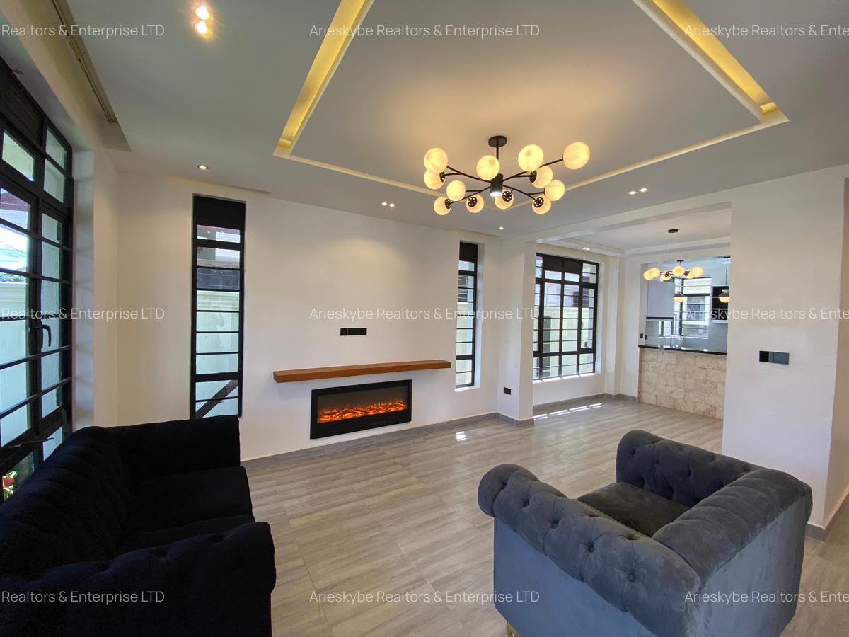 4 Bed House with En Suite in Membley - 2