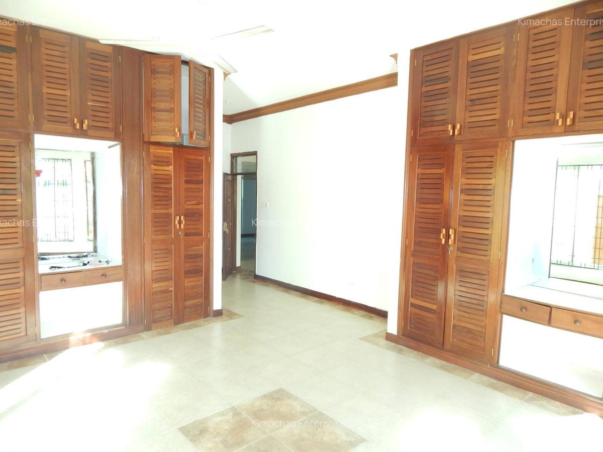 3 Bed Apartment with En Suite at Links Road - 6