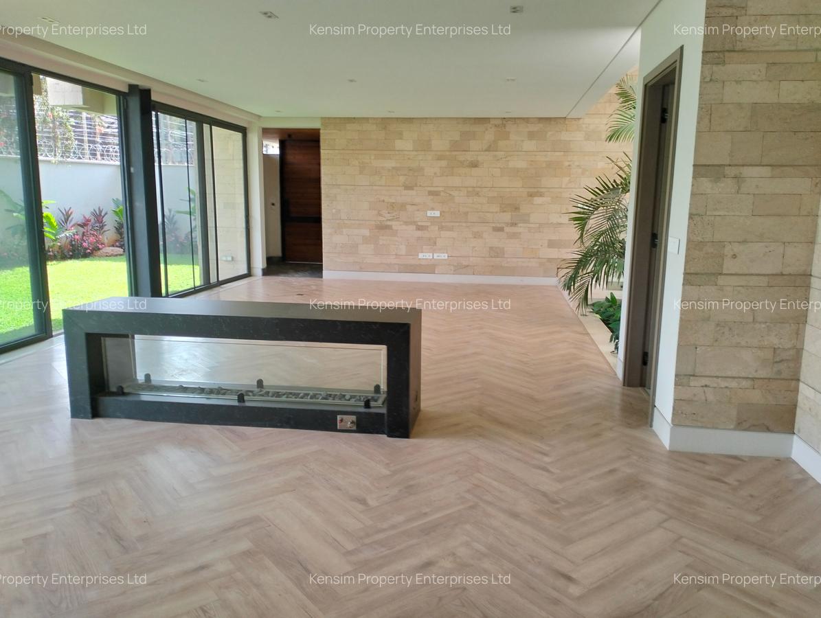 5 Bed Townhouse with En Suite in Brookside - 4