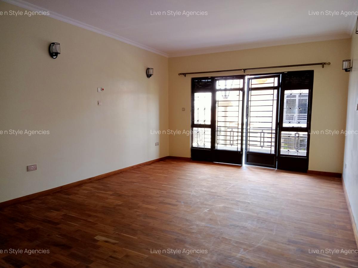 5 Bed House with En Suite in Runda - 14