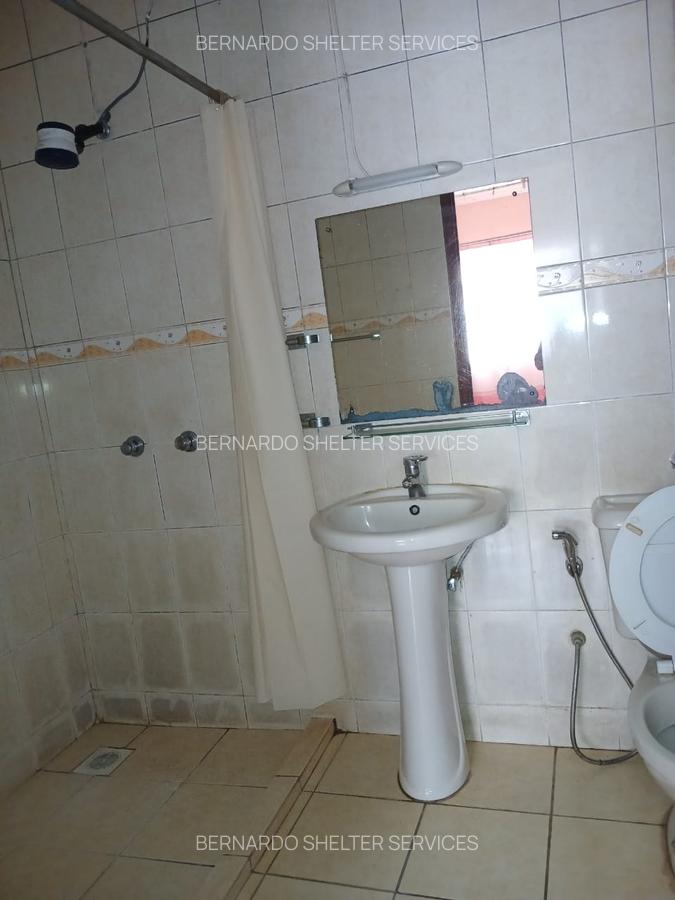 5 Bed House with En Suite at Red Cross - 17