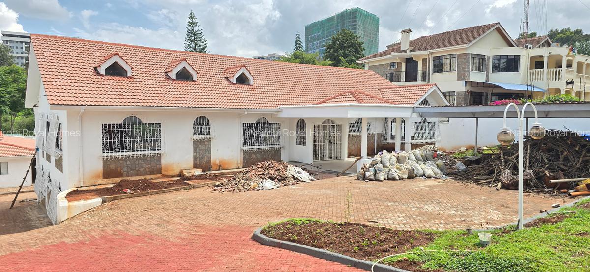 5 Bed House with En Suite at Lavington Green - 1