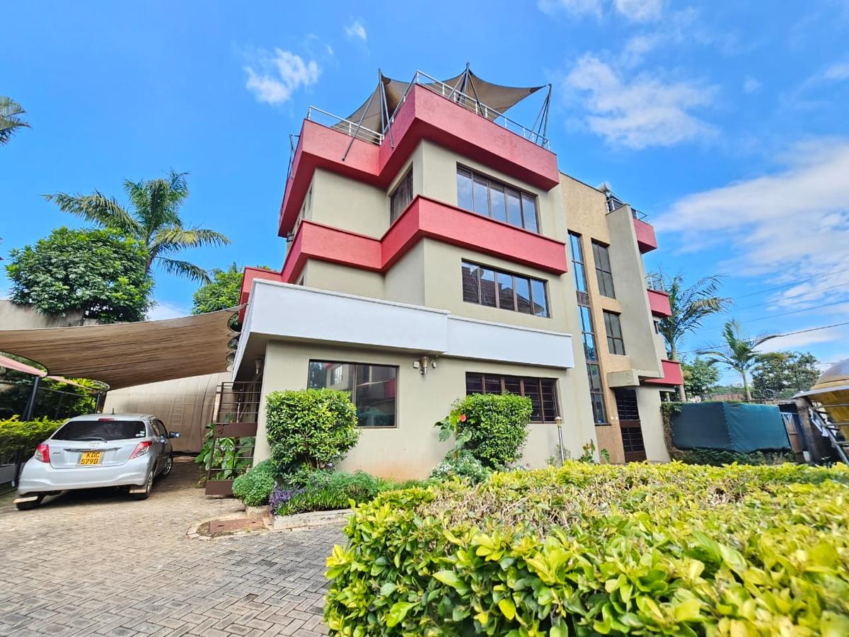 5 Bed House with En Suite in Lavington - 1