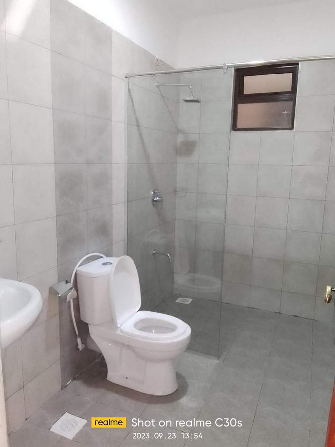 3 Bed Apartment with En Suite at Gateway Mall - 6