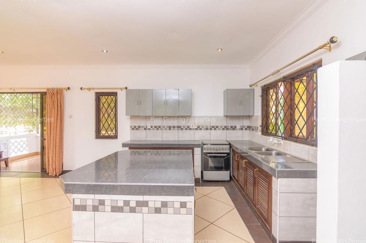 5 Bed House with En Suite in Nyali Area - 10
