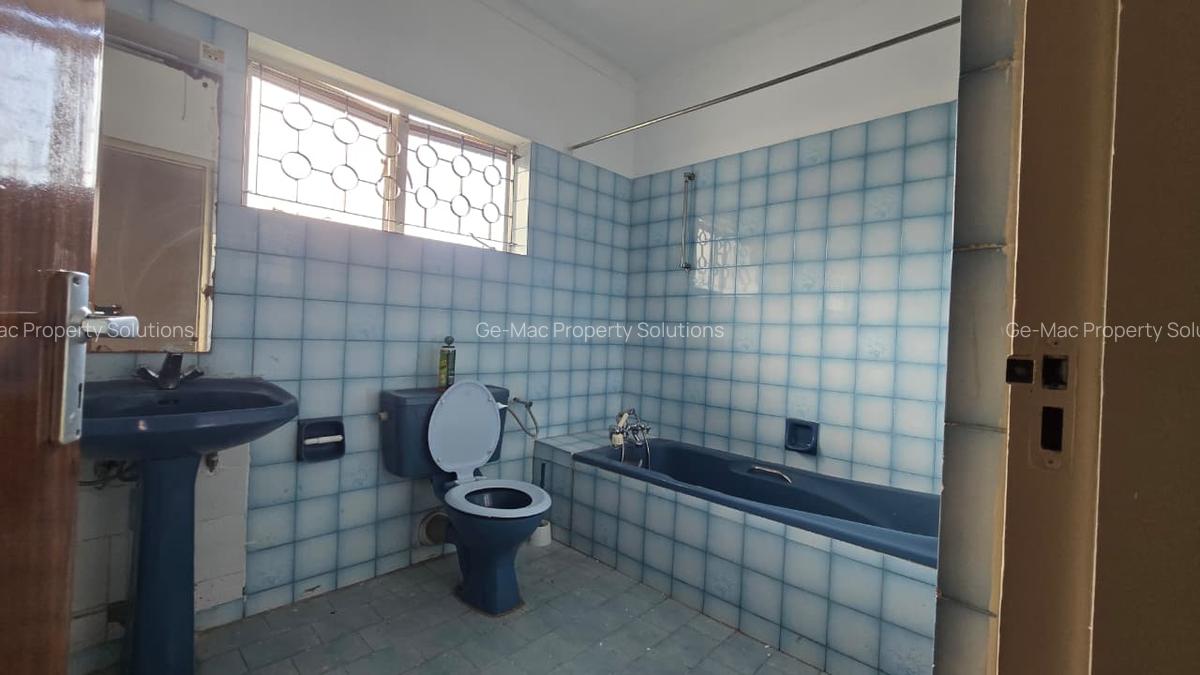 4 Bed House with En Suite in Lavington - 12
