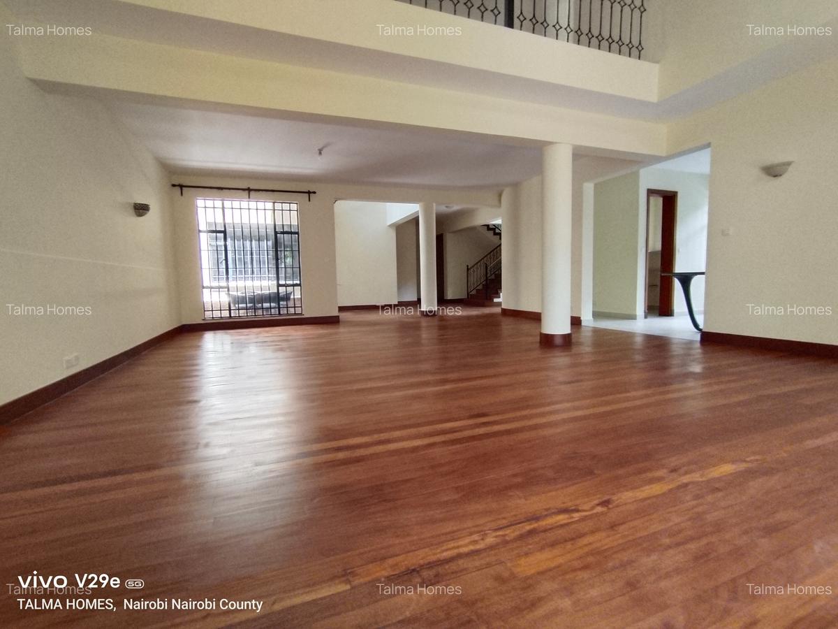 5 Bed Townhouse with En Suite at Lavington - 4