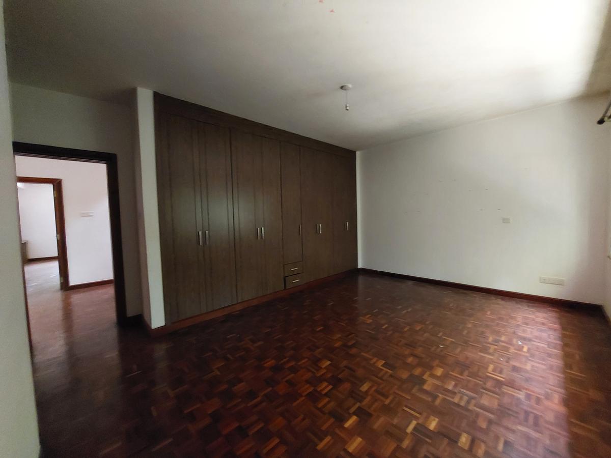 5 Bed Townhouse with En Suite at Lavington - 16