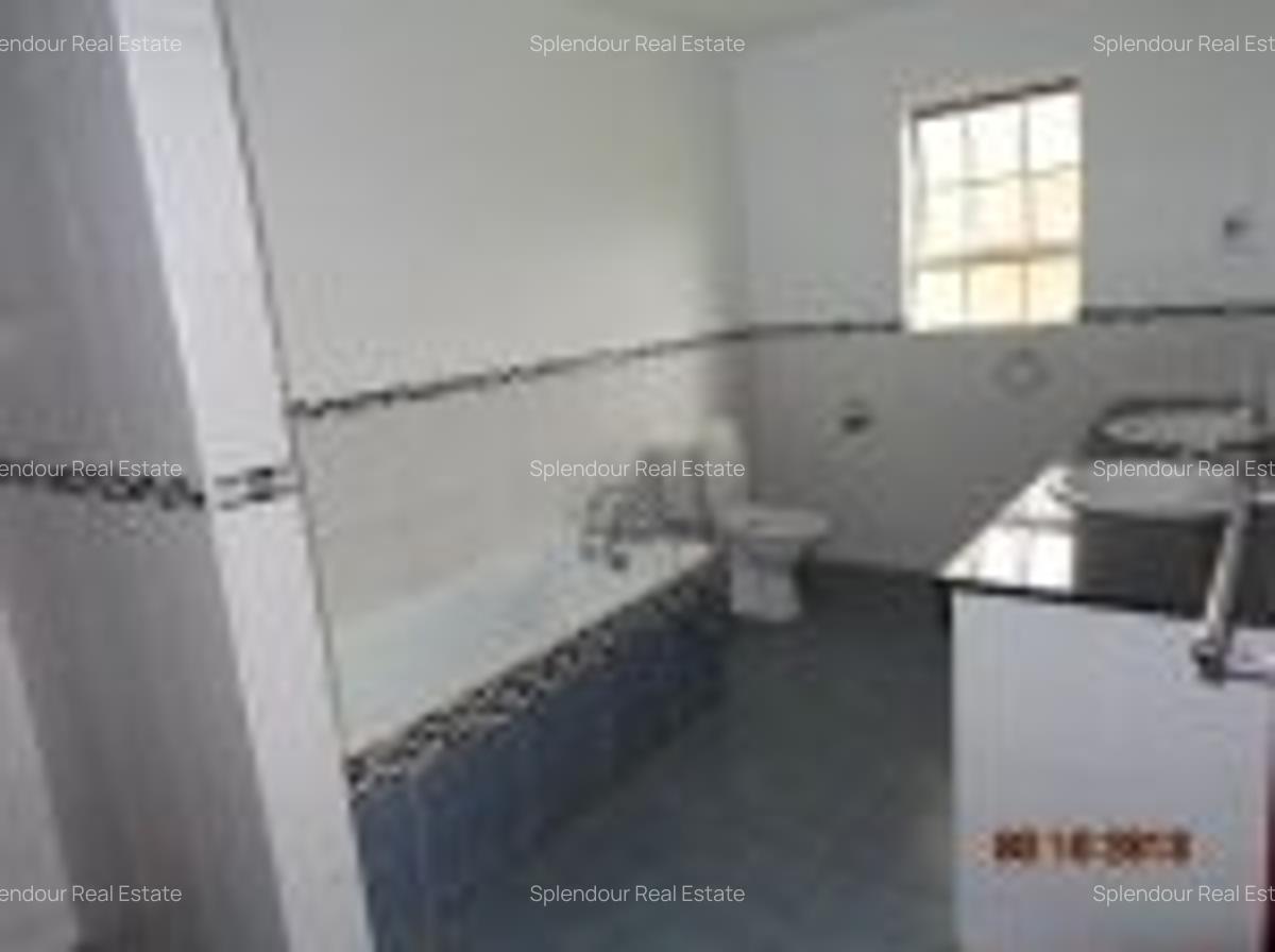 5 Bed Villa with En Suite in Rosslyn - 16