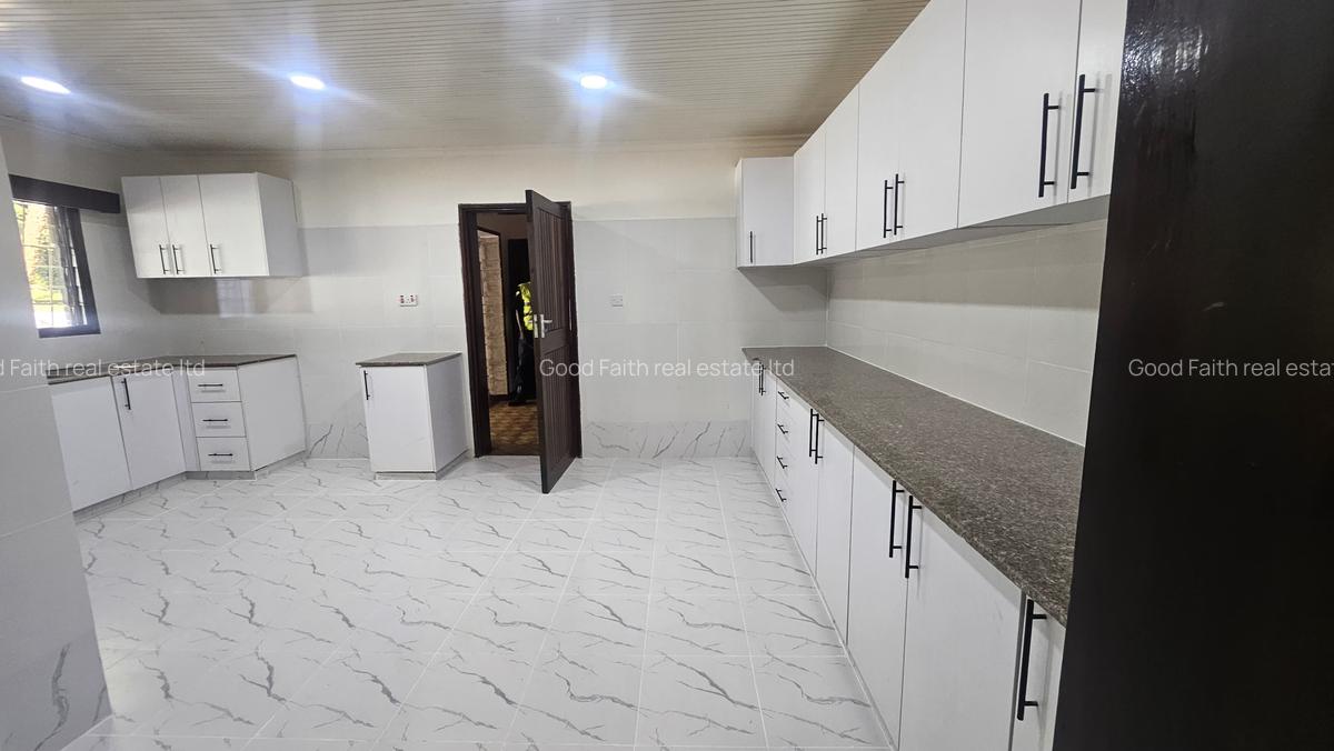 5 Bed House with En Suite in Runda - 9