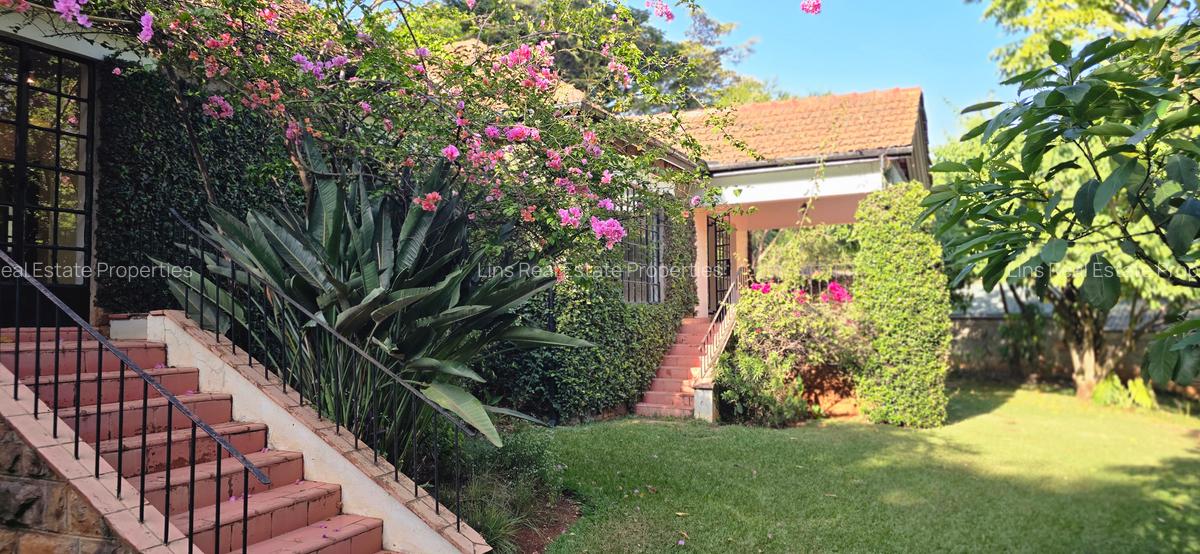 4 Bed House with En Suite in Lavington - 1