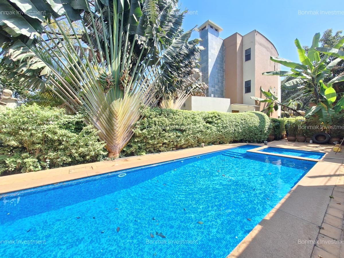 5 Bed Townhouse with En Suite at Lavington Green. - 1