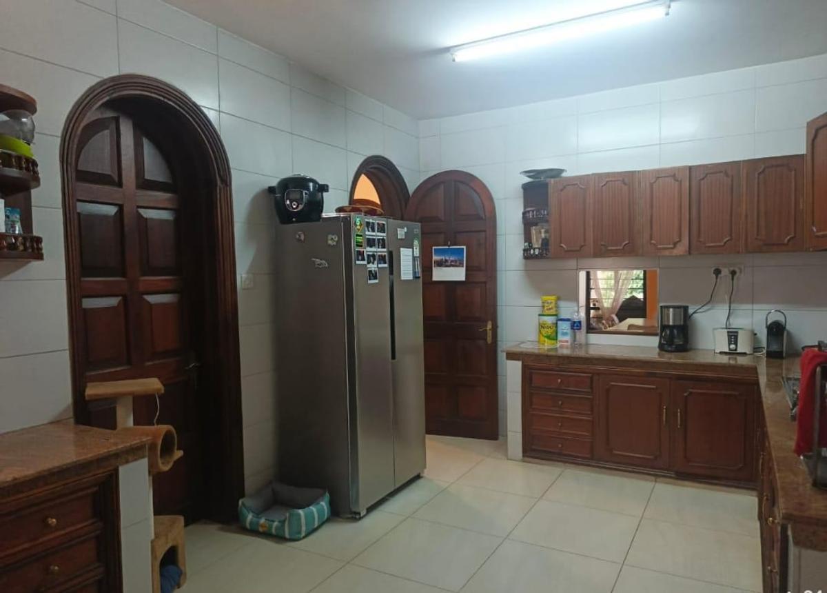 5 Bed Villa with En Suite in Spring Valley - 7