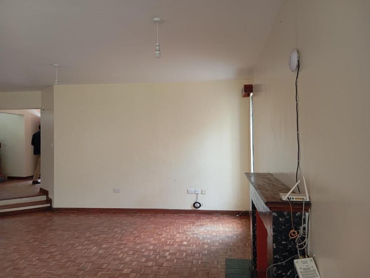 5 Bed House with En Suite at Lavington - 3
