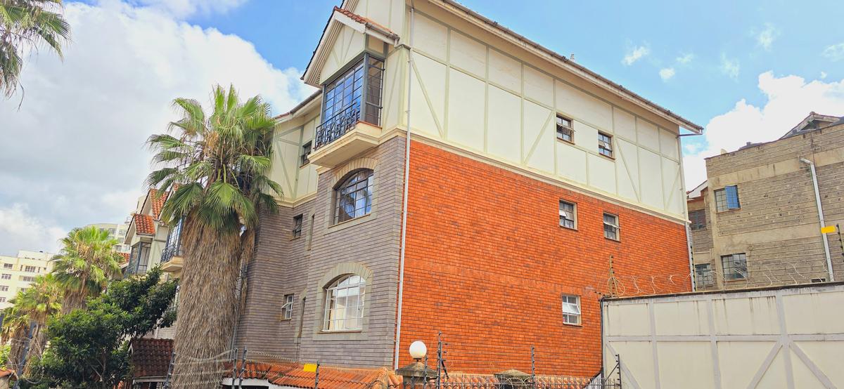 4 Bed Apartment with En Suite at Riverside Drive - 2