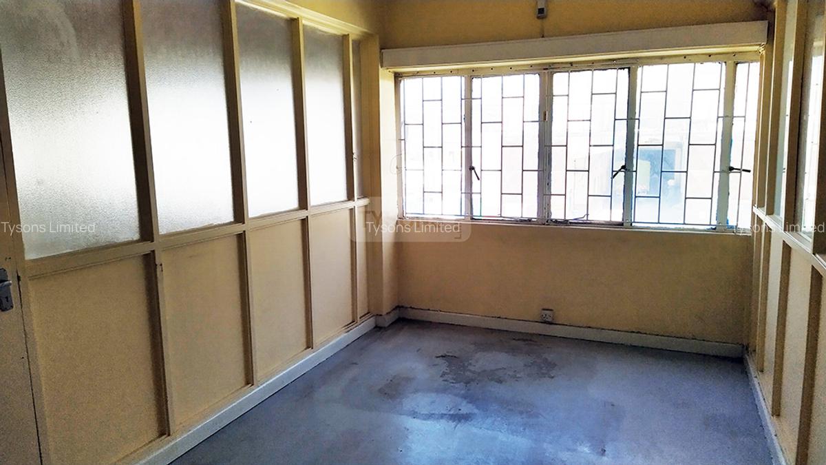 2,100 ft² Commercial Property in Industrial Area - 5