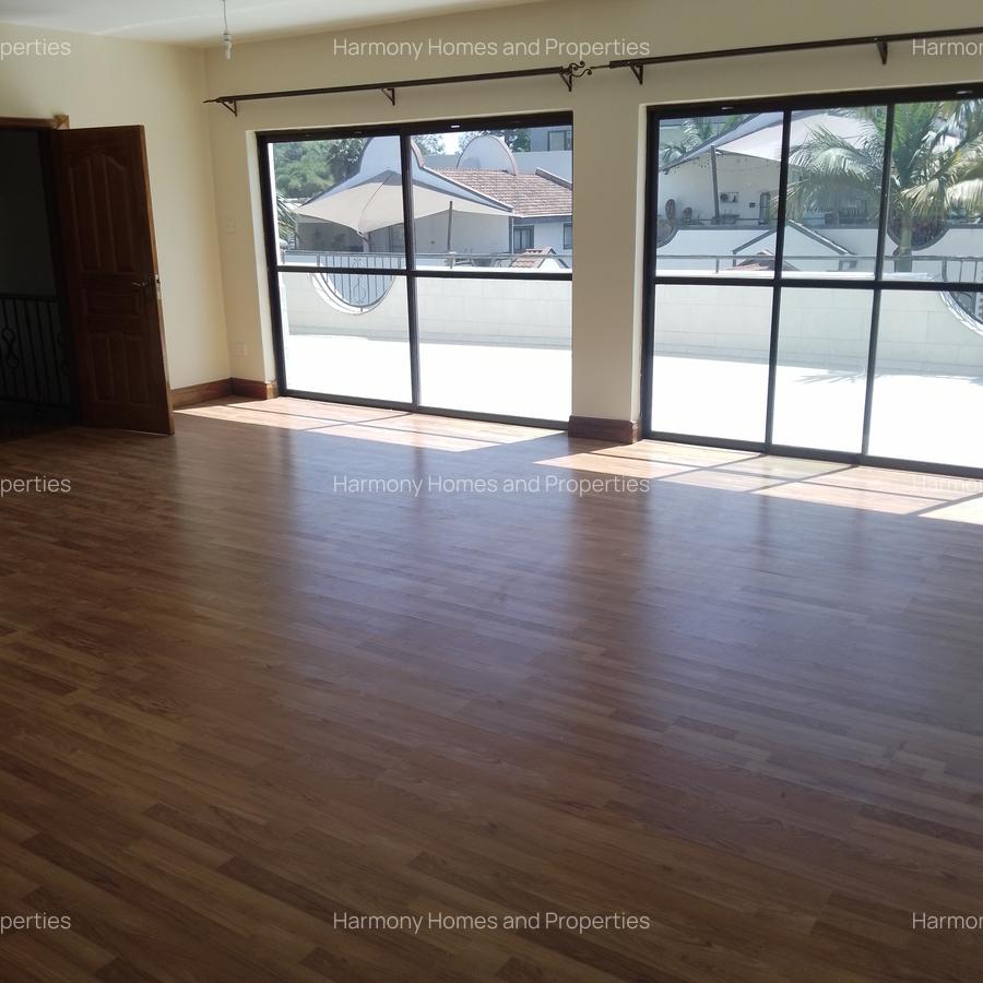 5 Bed Villa with En Suite at Brookside - 11