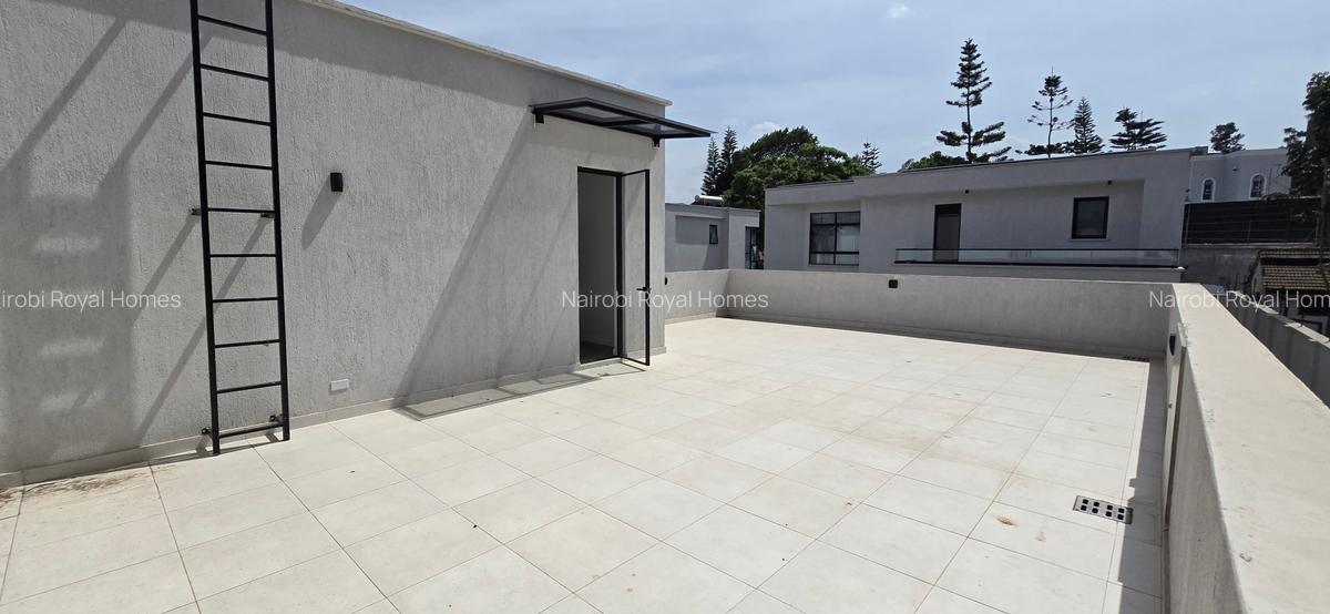 5 Bed Townhouse with En Suite at Lavington Green - 17