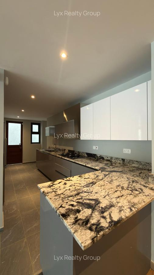 5 Bed Villa with En Suite in Spring Valley - 5