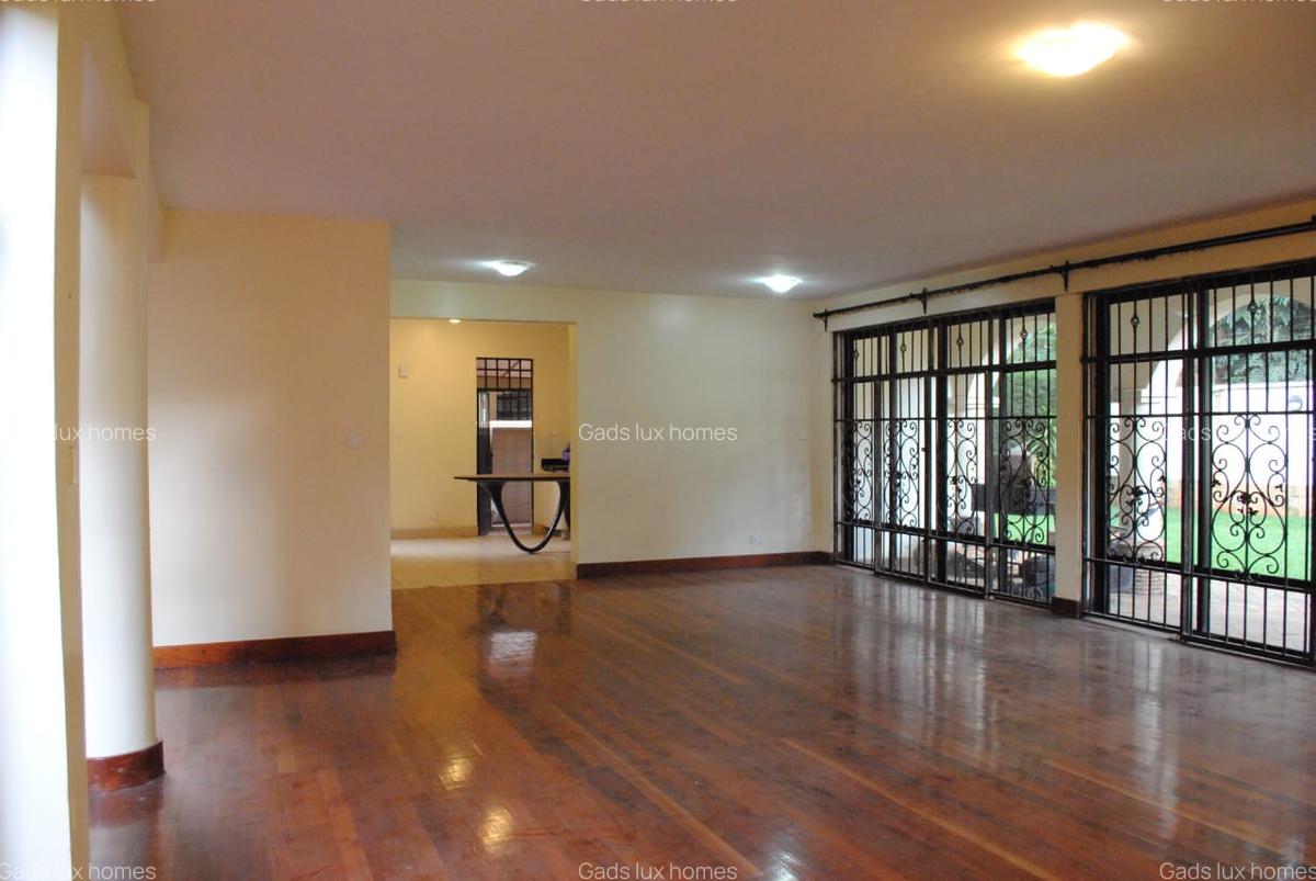 5 Bed Villa with En Suite at Lavington - 16