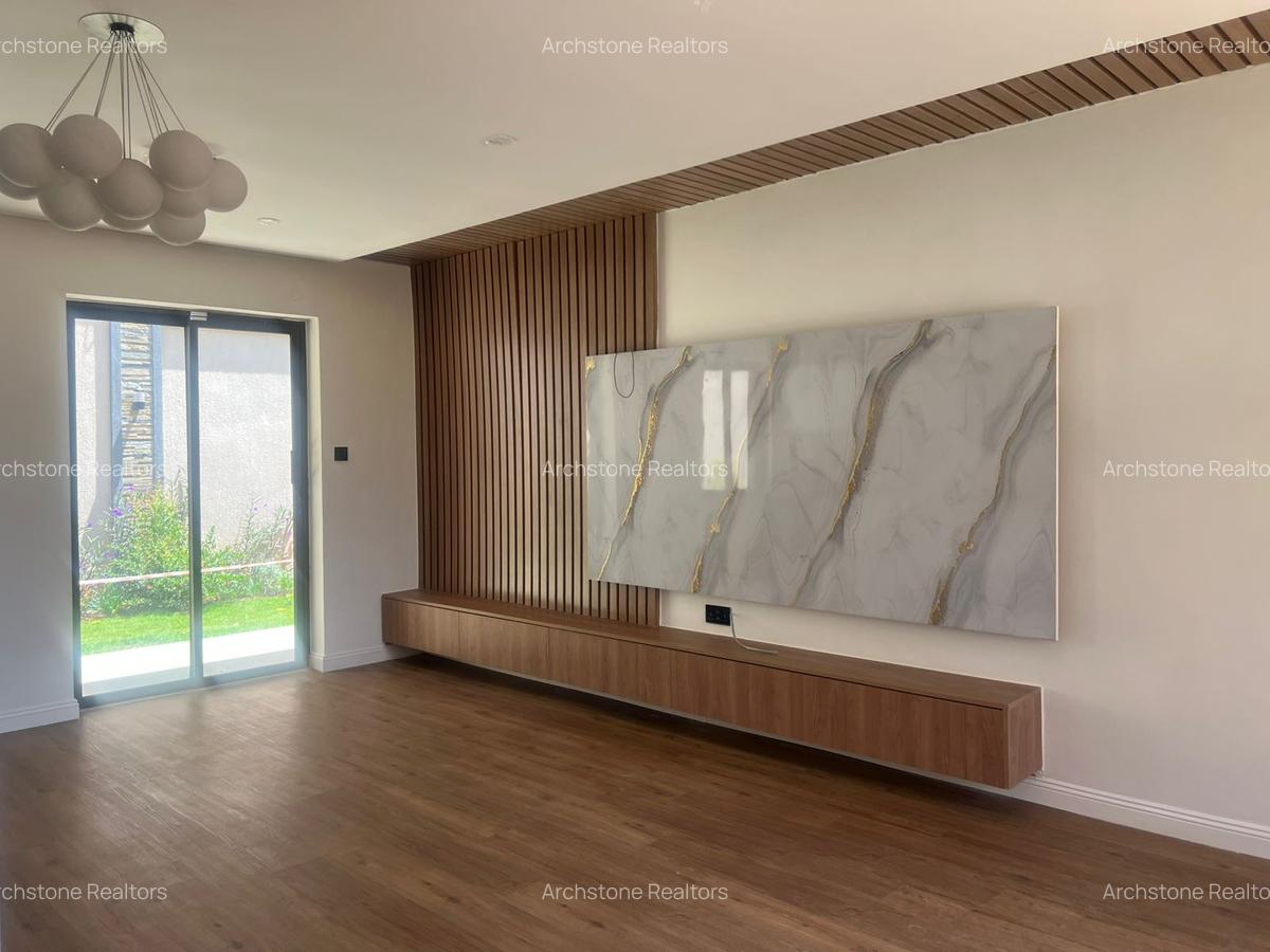 6 Bed House with En Suite in Runda - 2